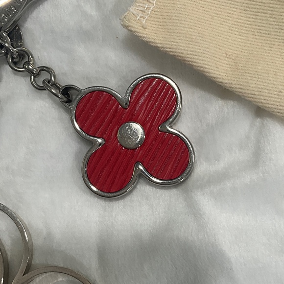 Louis Vuitton Fleur d'Epi bag charm in red with silver-tone hardware - Picture 4 of 9